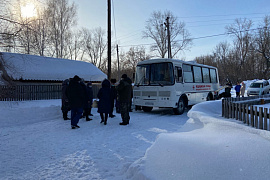 Сегодня передвижной мобильный ФАП (фельдшерско-акушерский пункт) г. Камня-на-Оби посетил 3 населенных пункта, чтобы поставить прививку от Covid-19 всем желающим