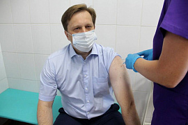 Министр здравоохранения Алтайского края Дмитрий Попов повторно вакцинировался от коронавируса 